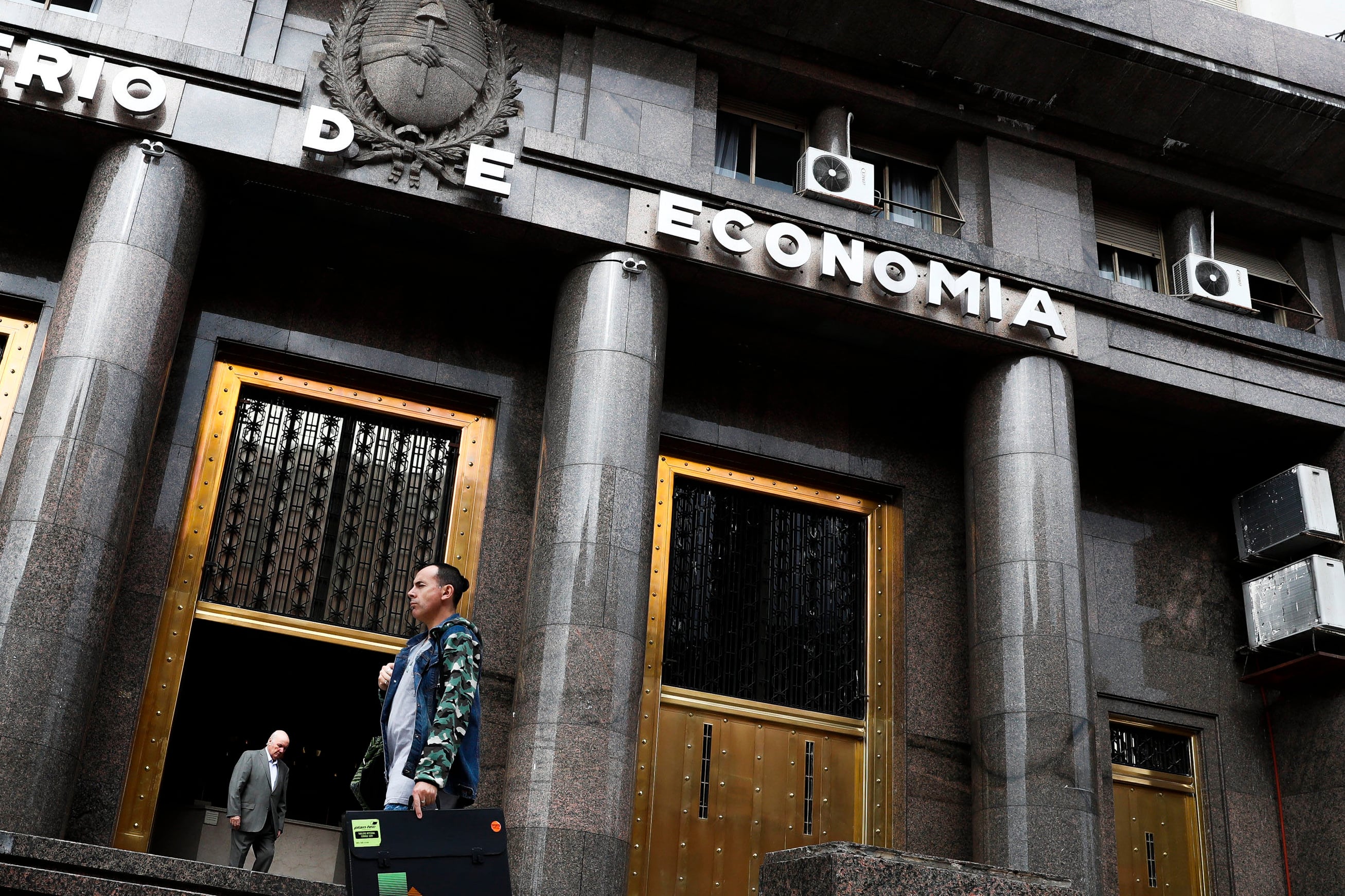 El Ministerio de Economía logró colocar deuda esta semana por 326 mil millones de pesos, una cifra que alcanzó para cerrar el mes con financiamiento neto de casi 700 mil millones de pesos.   