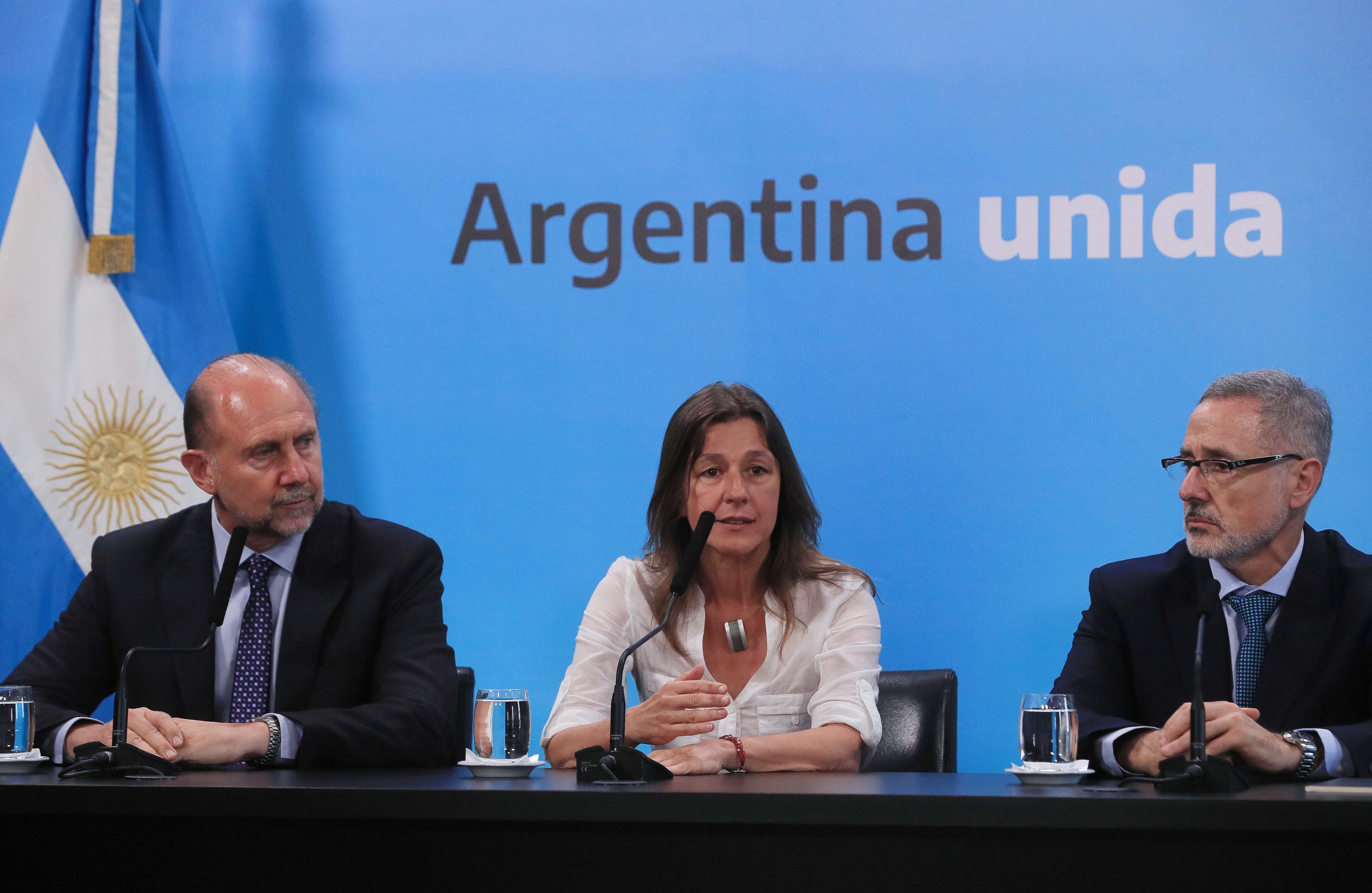 El gobernador Omar Perotti junto a la ministra de Seguridad nacional, Sabina Frederic, y su par santafesino Marcelo Sain.