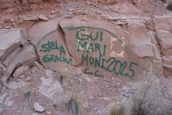 Identificaron a los autores de las pintadas con aerosol sobre una roca de Potrerillos