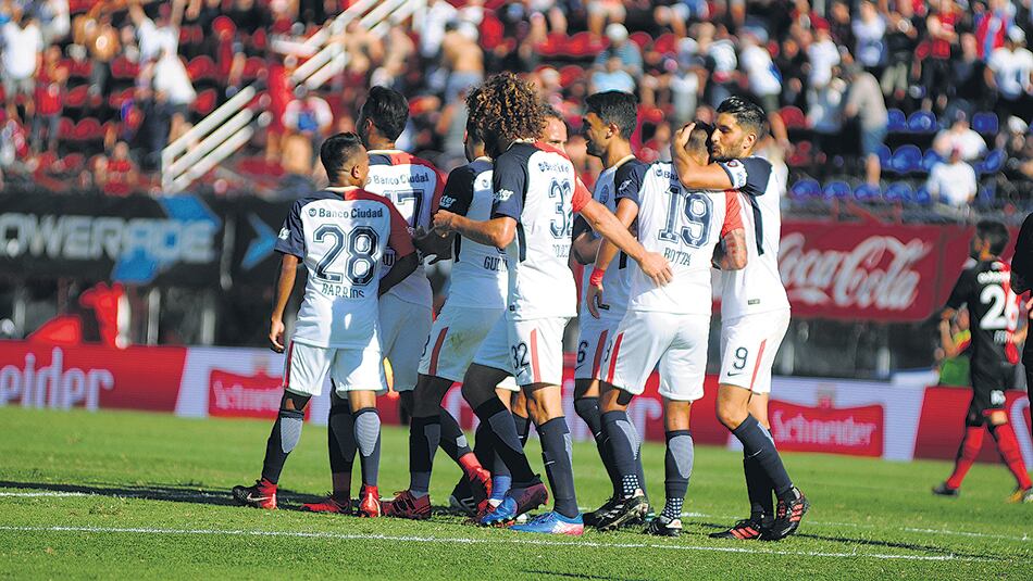 Los jugadores de San Lorenzo festejan el gol de Botta, cuando se jugaban 12 minutos.