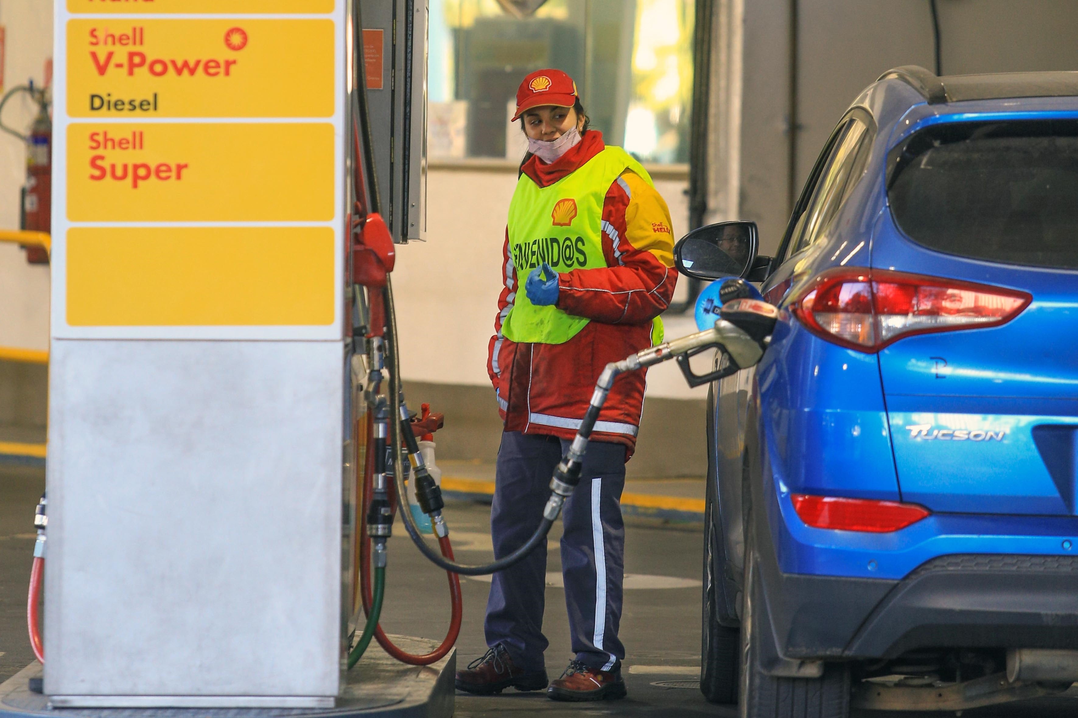 A partir de este miércoles, los combustibles en Shell saldrán más caros (Foto: NA).