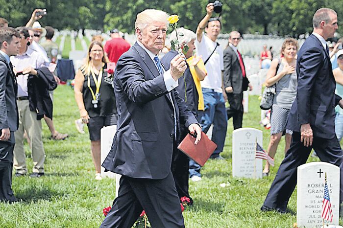Trump visitó el cementerio de Arlington y rindió un homenaje especial a Robert Kelly.