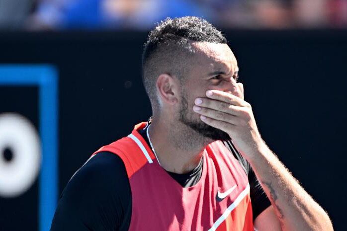 Kyrgios se toma la cara luego de ver la reacción del niño