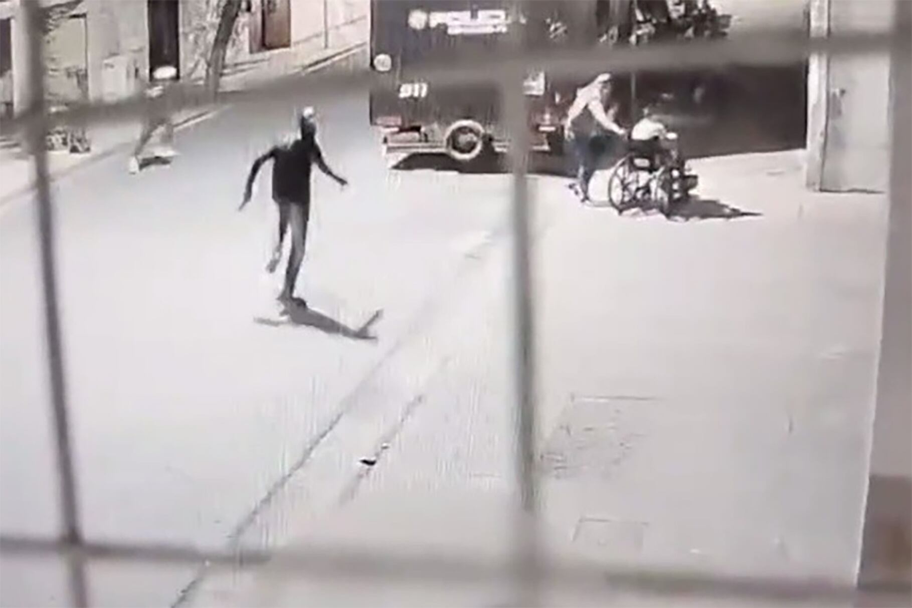 El momento en que cubre su huida a tiros tras matar a Bermúdez.