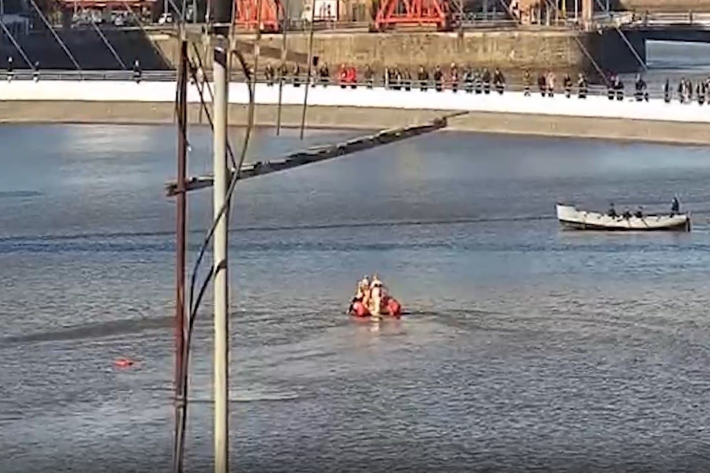 El momento en que personal de Prefectura rescata a la mujer. Imagen: Prefectura Naval Argentina.