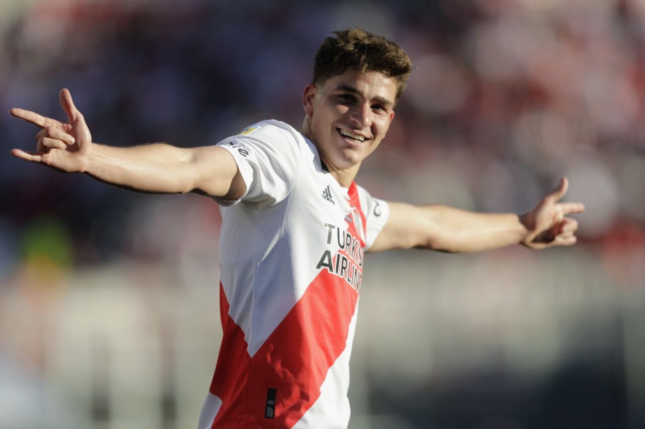 Julián Alvarez, goleador implacable de River Plate.