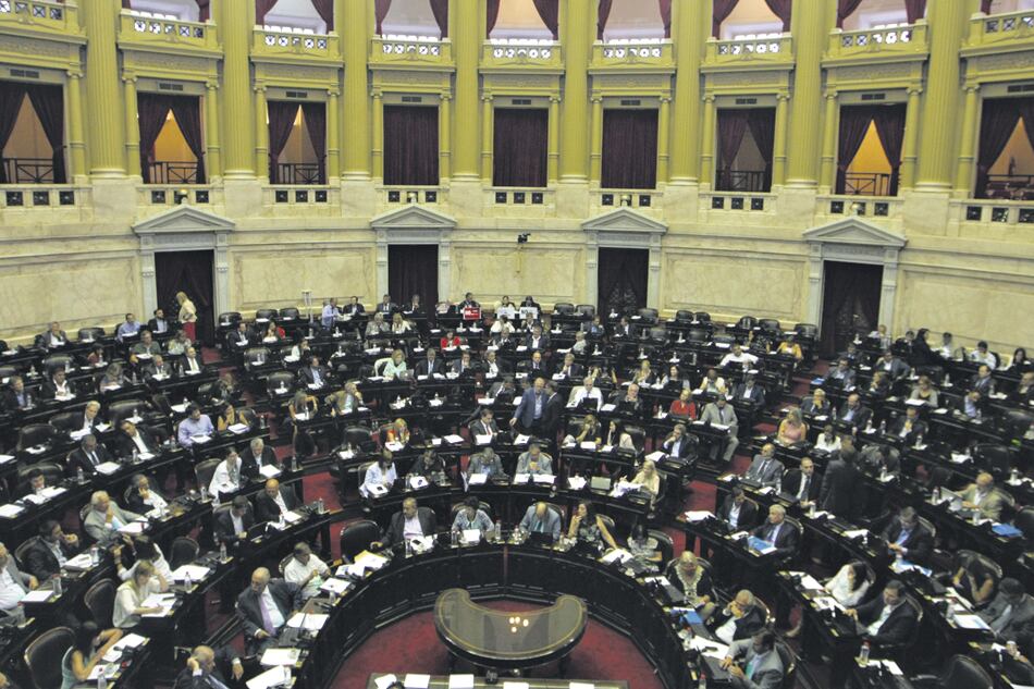 Aunque con muchas ausencias, el intenso debate mantuvo la tensión hasta el final. Hubo 44 abstenciones. Ganaron las ART.