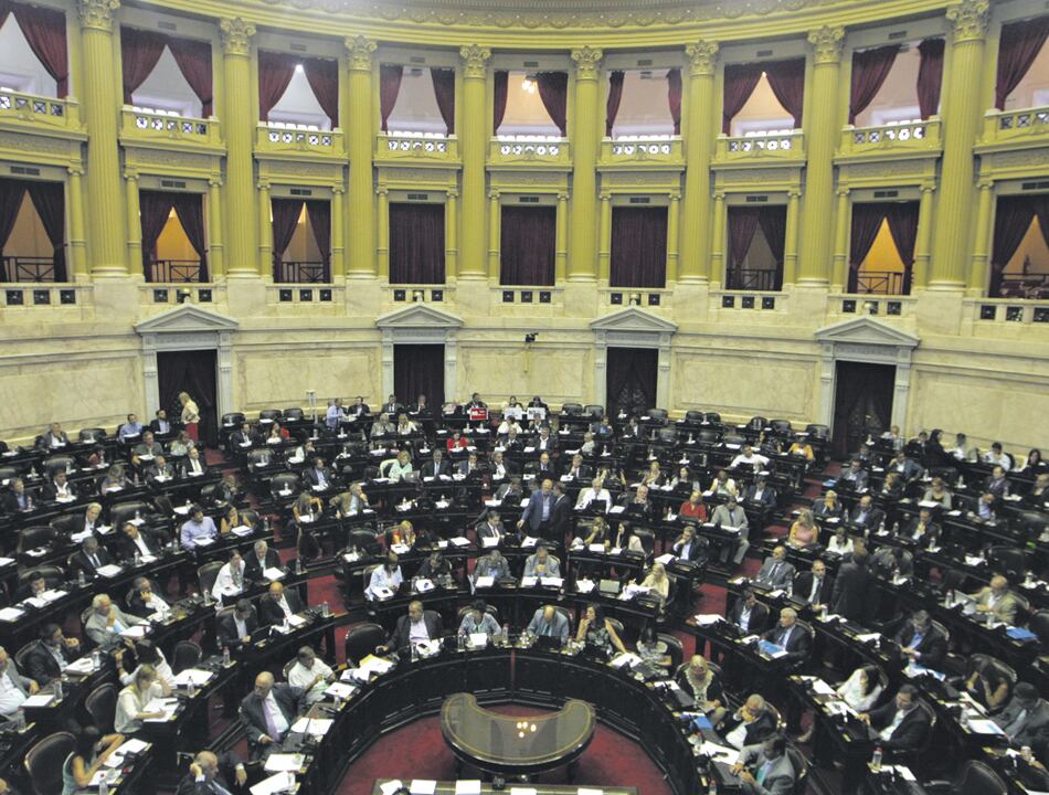 Aunque con muchas ausencias, el intenso debate mantuvo la tensión hasta el final. Hubo 44 abstenciones. Ganaron las ART.