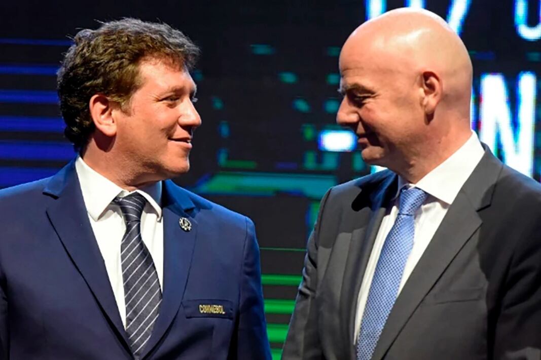 Alejandro Domínguez junto a Gianni Infantino
