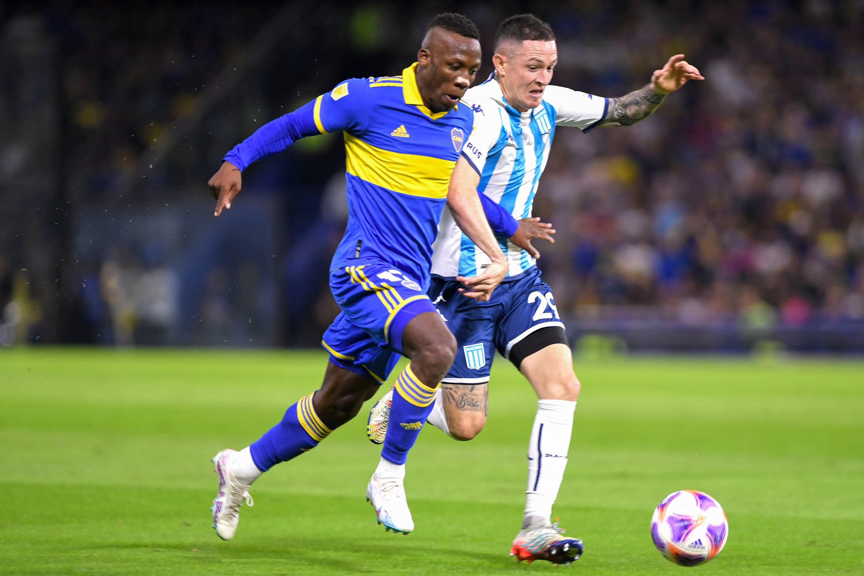 Luis Advíncula y Aníbal Moreno pelean por la pelota durante el partido de ida de la llave de cuartos de final
