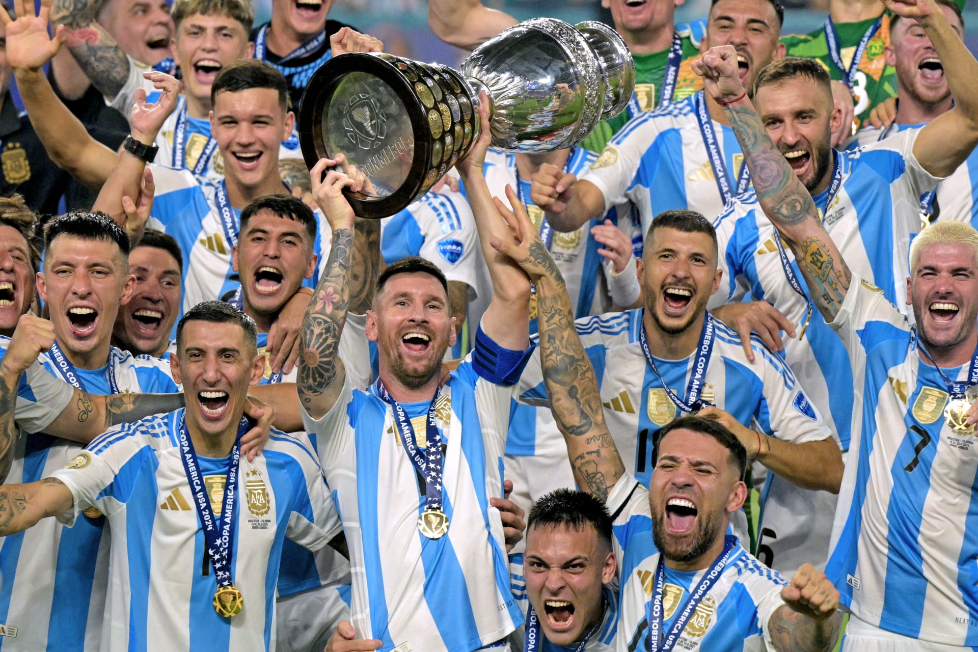 Messi con el trofeo de la Copa América 2024.