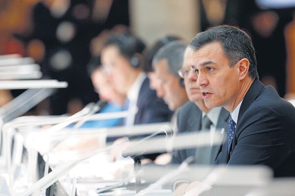 El acuedro entre el PSOE y Podemos para investir a Sánchez (der.) quedó en suspenso.