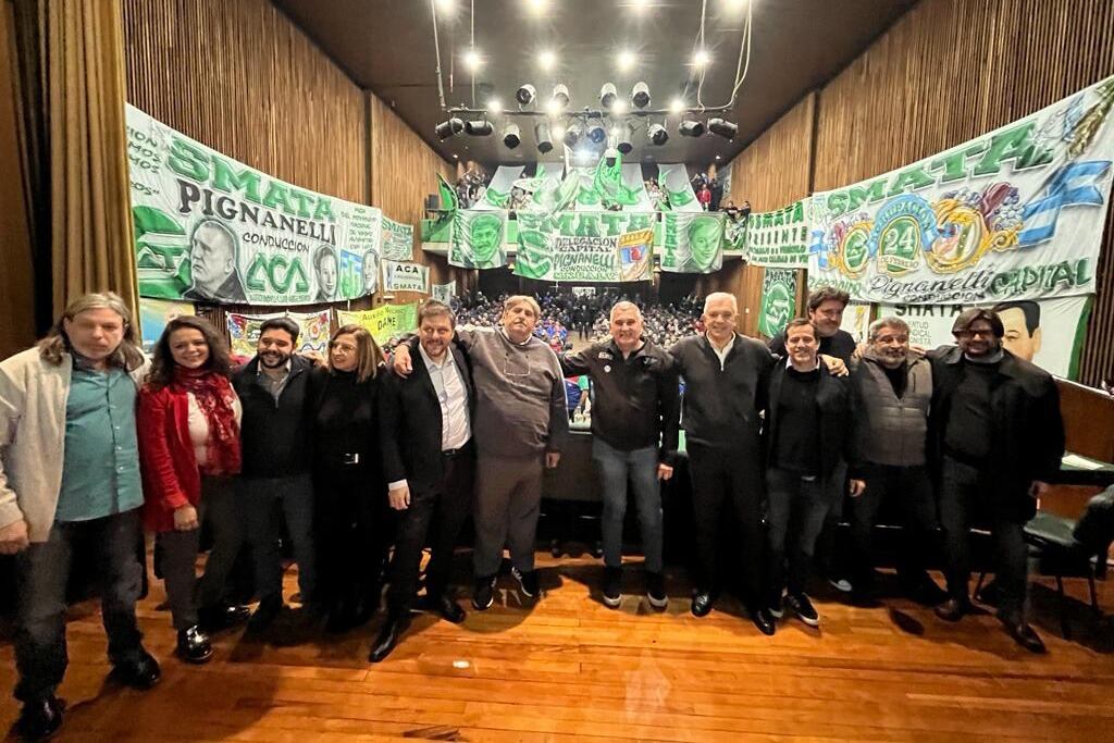 Leandro Santoro junto Ricardo Pignanelli, Mario “Paco” Manriqu, Víctor Santamaría, Julián Domínguez y Mariano Recalde.