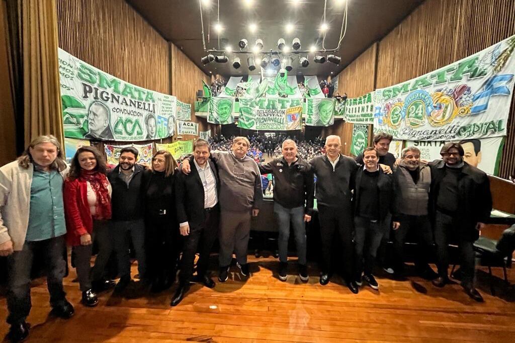 Leandro Santoro junto Ricardo Pignanelli, Mario “Paco” Manriqu, Víctor Santamaría, Julián Domínguez y Mariano Recalde.