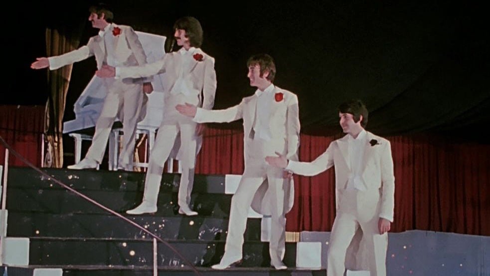 Los Beatles en "Magical Mystery Tour": ¿por qué Paul lleva un clavel negro?