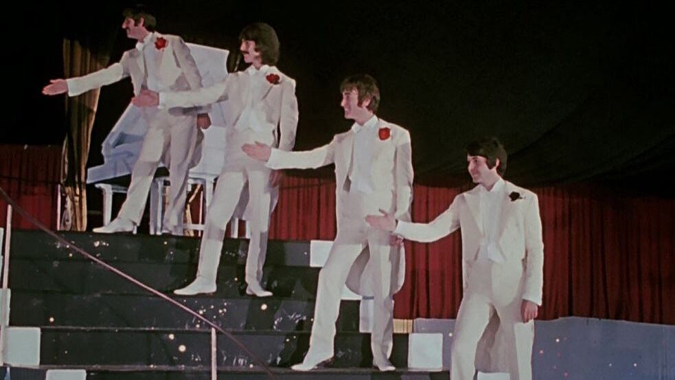 Los Beatles en "Magical Mystery Tour": ¿por qué Paul lleva un clavel negro?