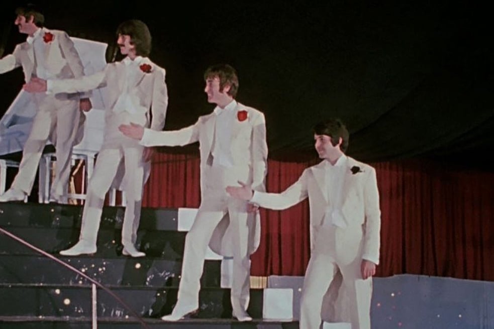 Los Beatles en "Magical Mystery Tour": ¿por qué Paul lleva un clavel negro?