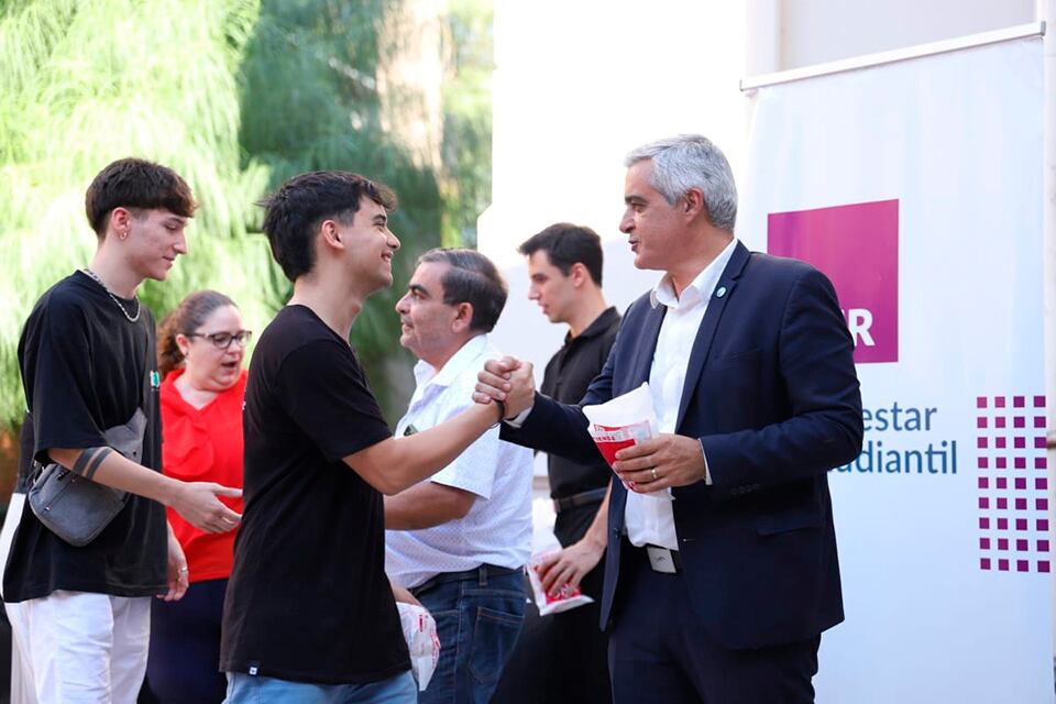 El rector Bartolacci junto a jóvenes ingresantes a la UNR.