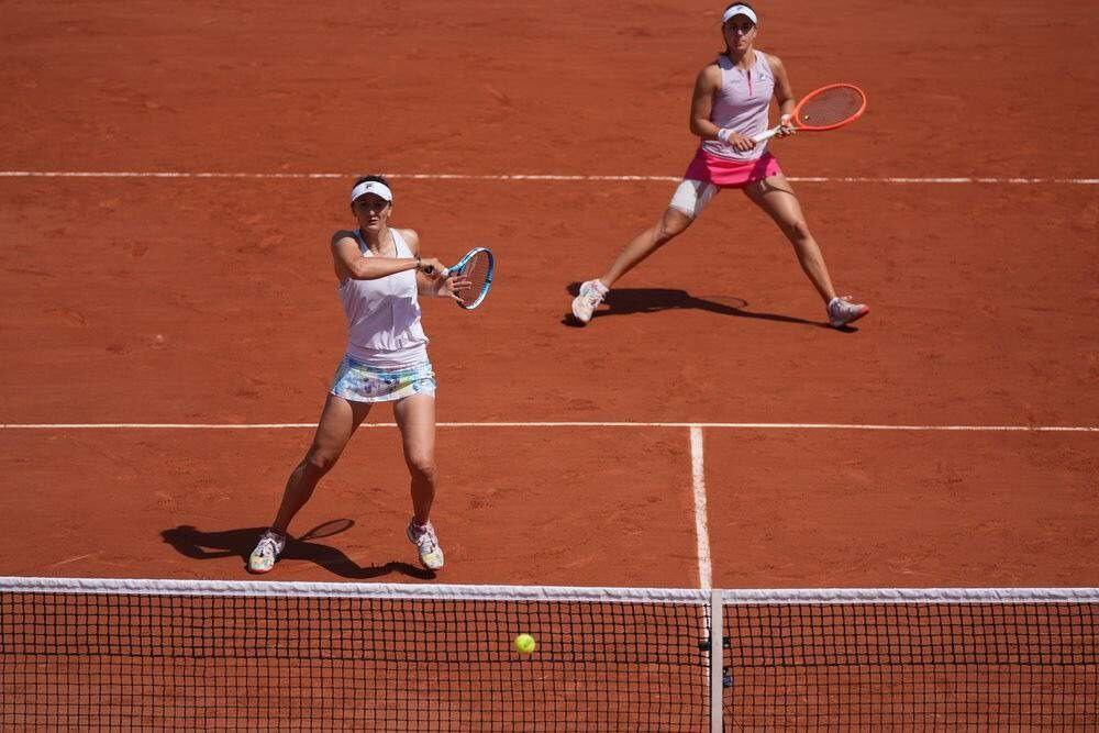 La rumana Begu en la red y la rosarina Podoroska al fondo
