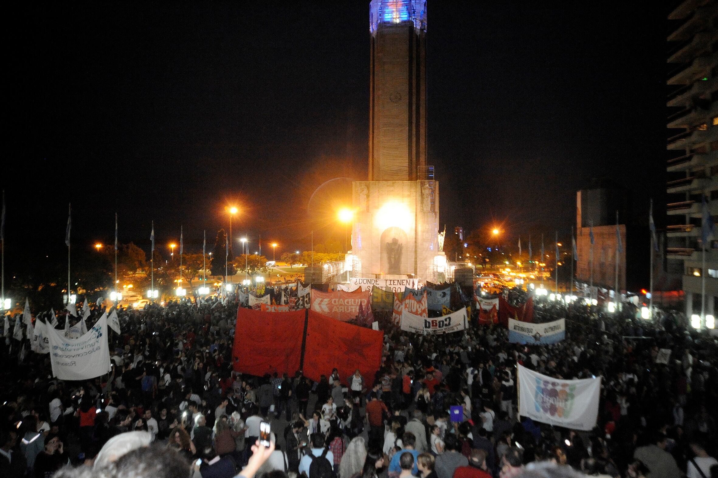 En el Monumento a la Bandera se pudo ver con claridad la masividad de la marcha de ayer.