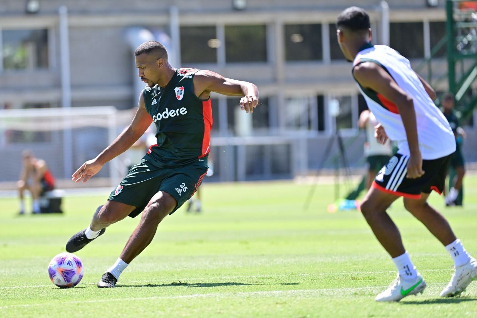 Rondón a punto de patear en un entrenamiento