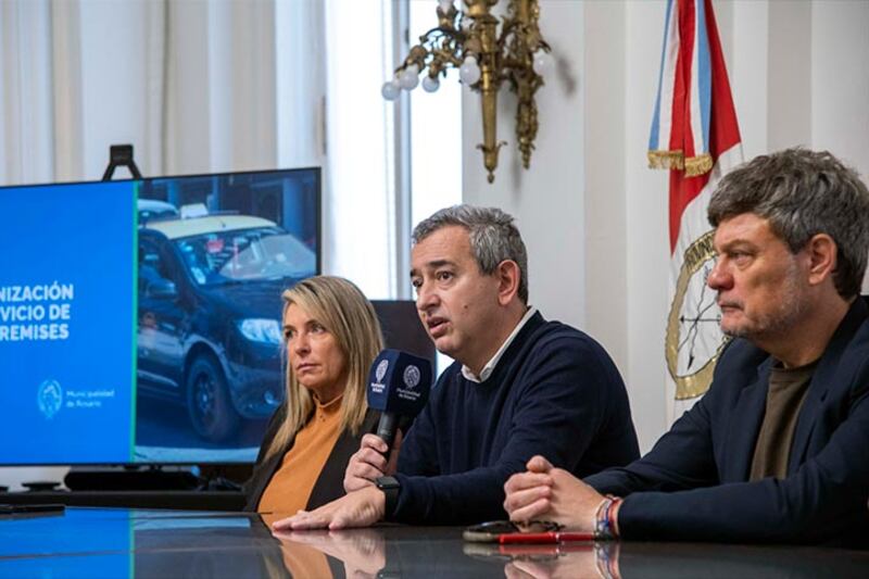 El intendente Javkin, con la presidenta del Concejo y el jefe de Gabinete Municipal