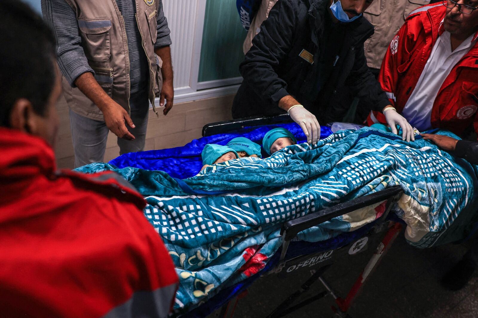 Preparan para evacuar del hospital Al Shifa a unos bebes prematuros.