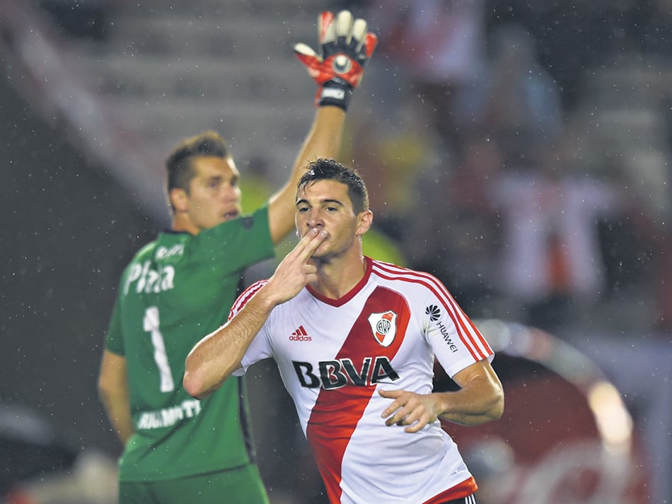 Lucas Alario festeja bajo la lluvia para el delirio de los hinchas de River y para el sufrimiento del arquero Rigamonti.