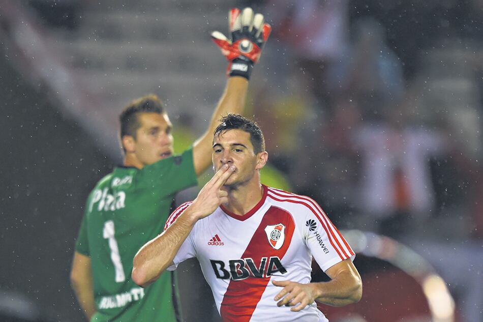 Lucas Alario festeja bajo la lluvia para el delirio de los hinchas de River y para el sufrimiento del arquero Rigamonti.