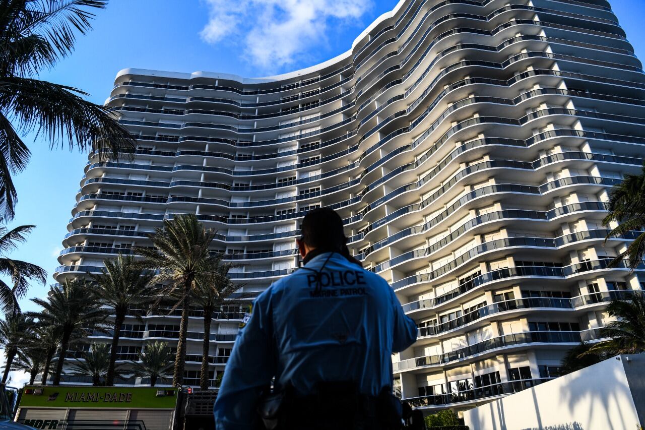 Majestic Towers Condo en Bal Harbour, Florida, después de que se descubriera un presunto laboratorio de metanfetamina dentro de una unidad. 