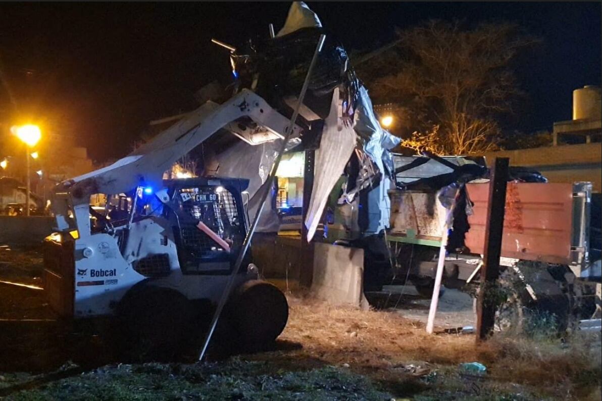 Las topadoras levantaron las casillas que habían armado unas veinte familias.