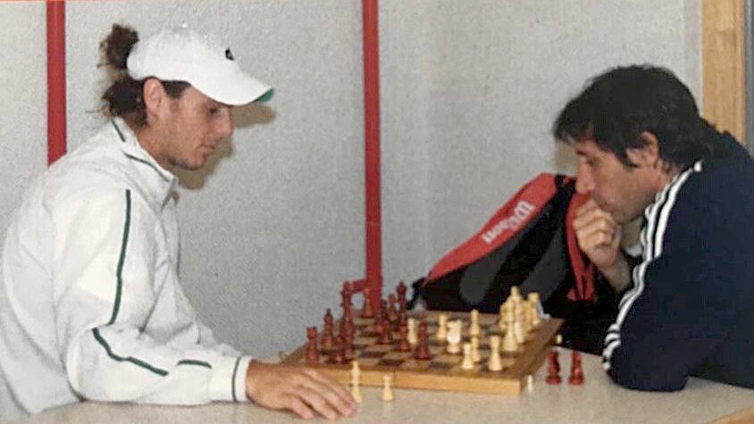 Pablo Pécora junto a Gastón Gaudio, en una partida de ajedrez.