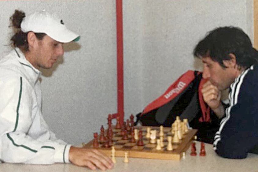 Pablo Pécora junto a Gastón Gaudio, en una partida de ajedrez.