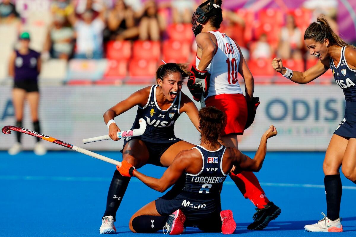 Festejo de Las Leonas en la goleada ante Canadá.