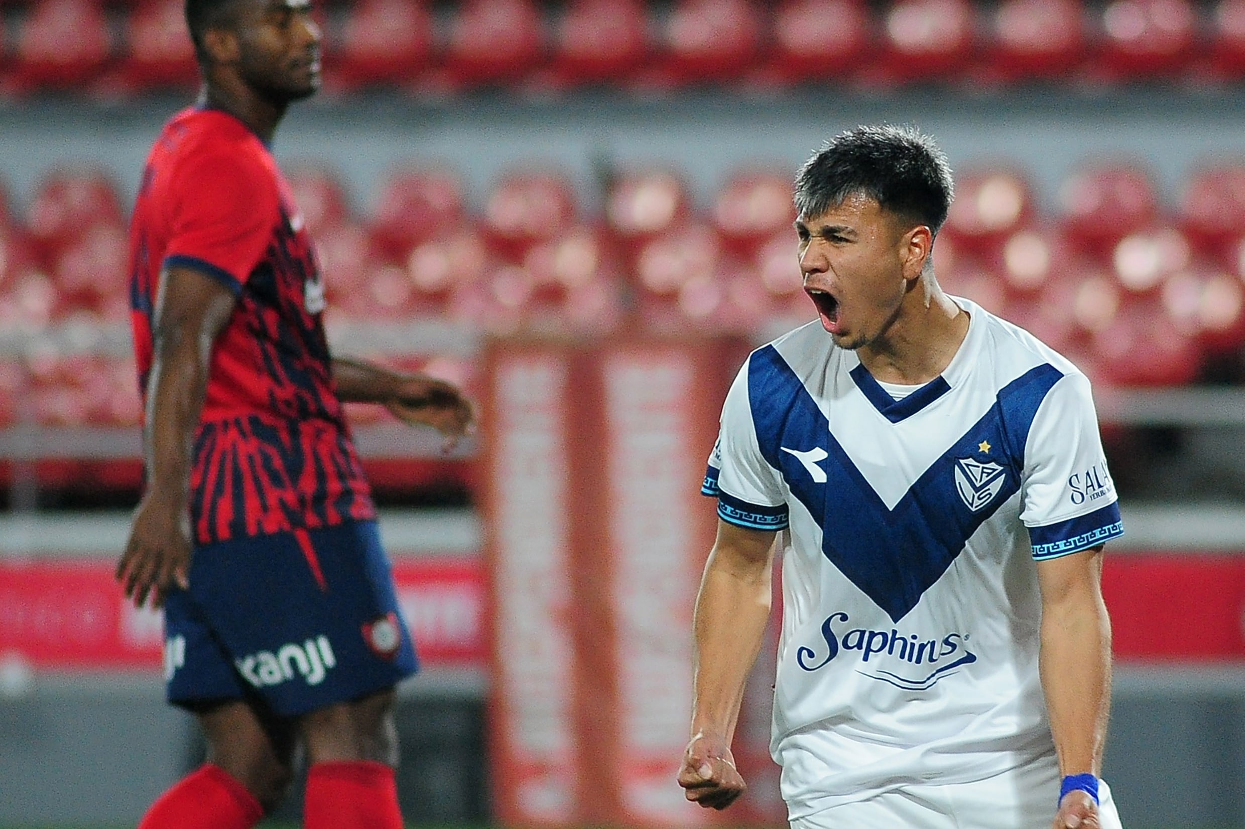 Ordóñez grita el primer gol velezano ante la impotencia de Romaña