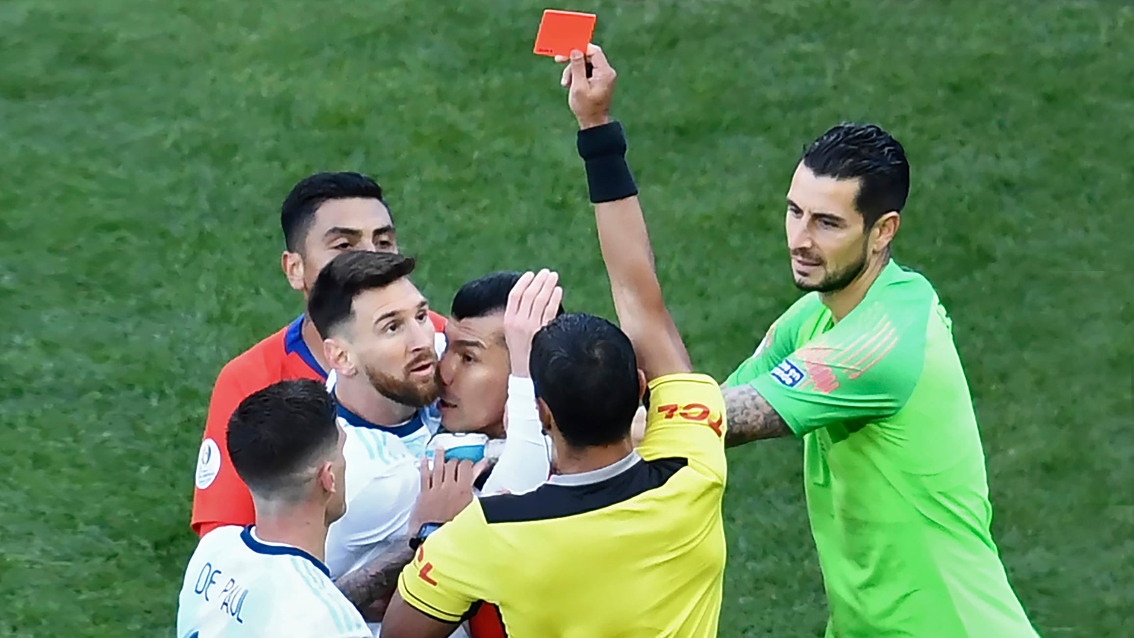 Messi ve la roja tras su encontronazo con Medel.