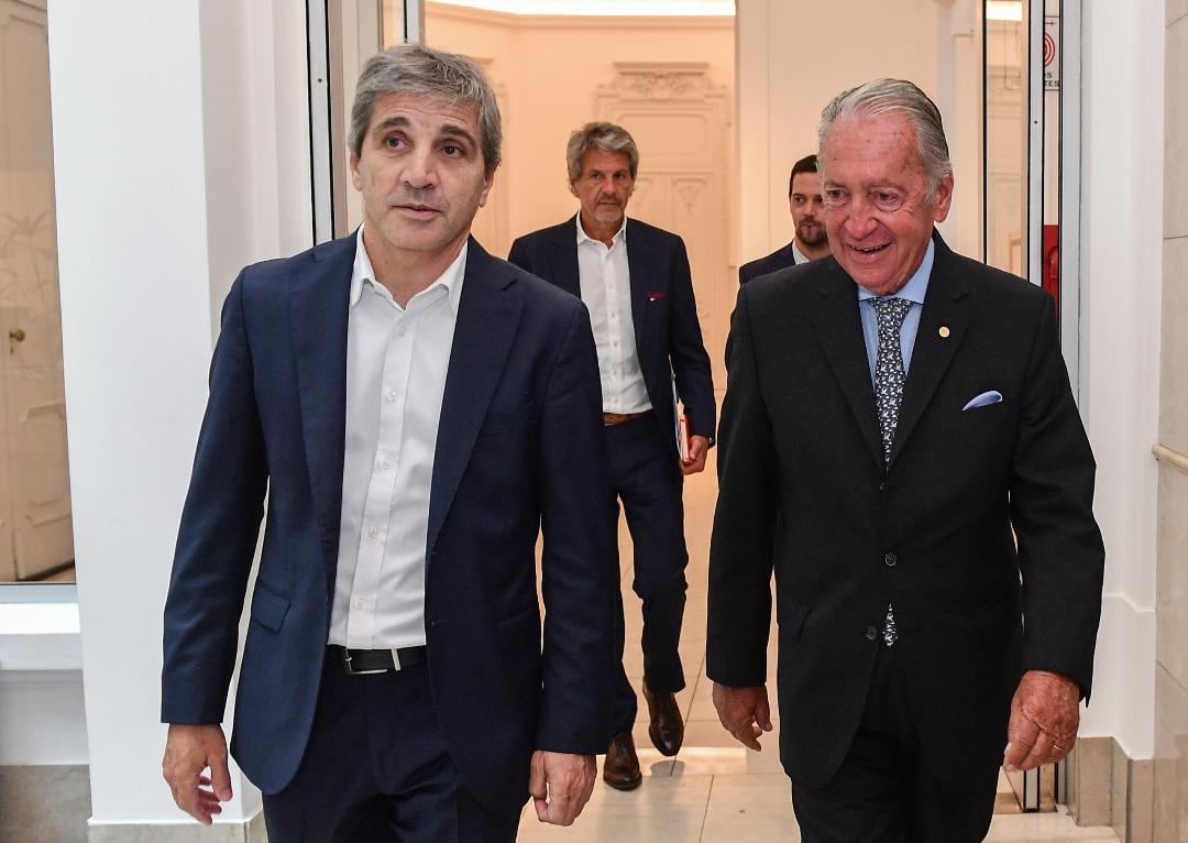 El ministro Caputo es acompañado por el jefe de la casa, Daniel Funes de Rioja.