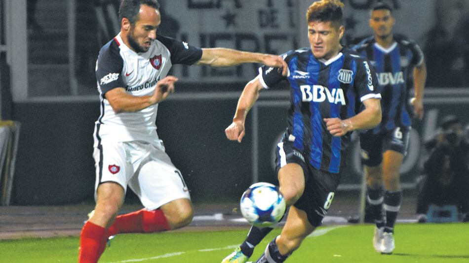 El partido fue muy luchado en la mitad de la cancha.