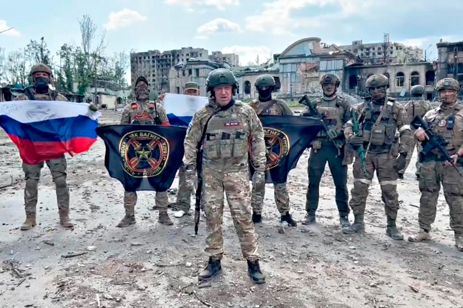 Prigozhin en Bajmut delante de miembros del Grupo Wagner.
