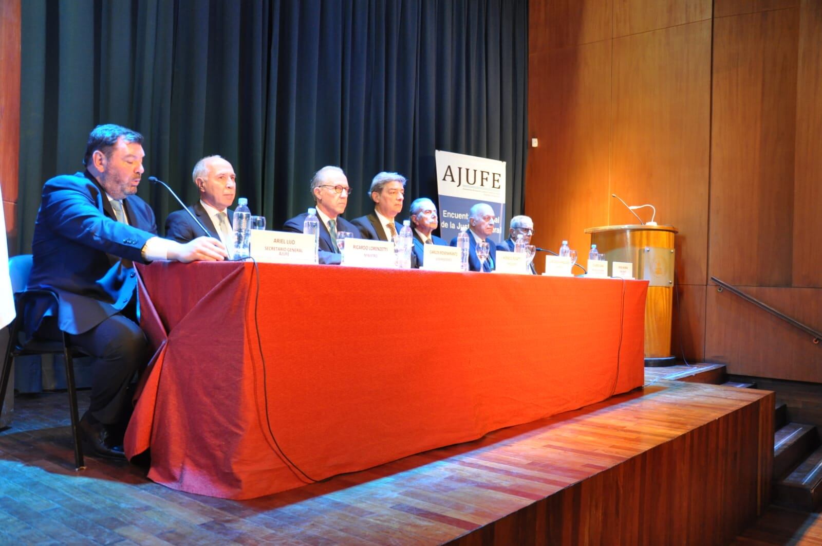 La Corte Suprema en pleno se trasladó a Rosario. Buscan lavar su imagen de los sucesivos escándalos.
