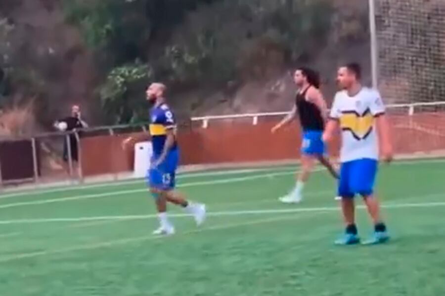 Dani Alves con la camiseta de Boca en un picado en España.