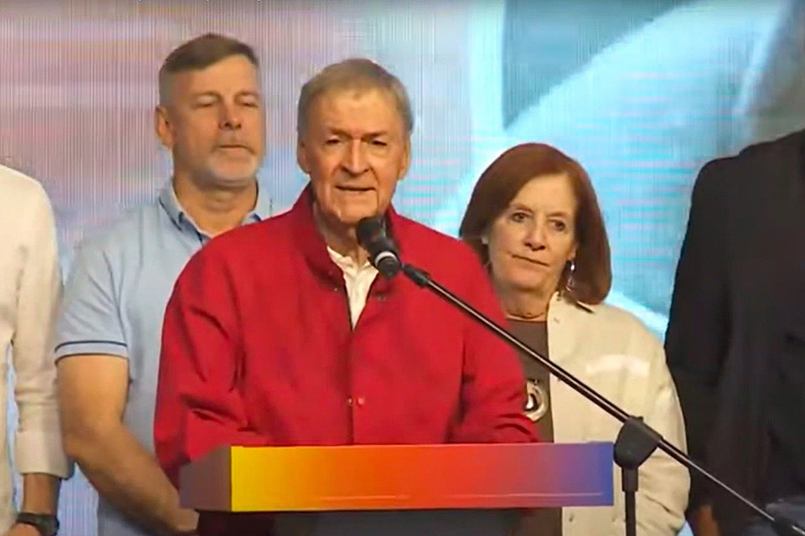 A pesar de la camisa roja de la suerte, los resultados fueron lapidarios para Schiaretti,