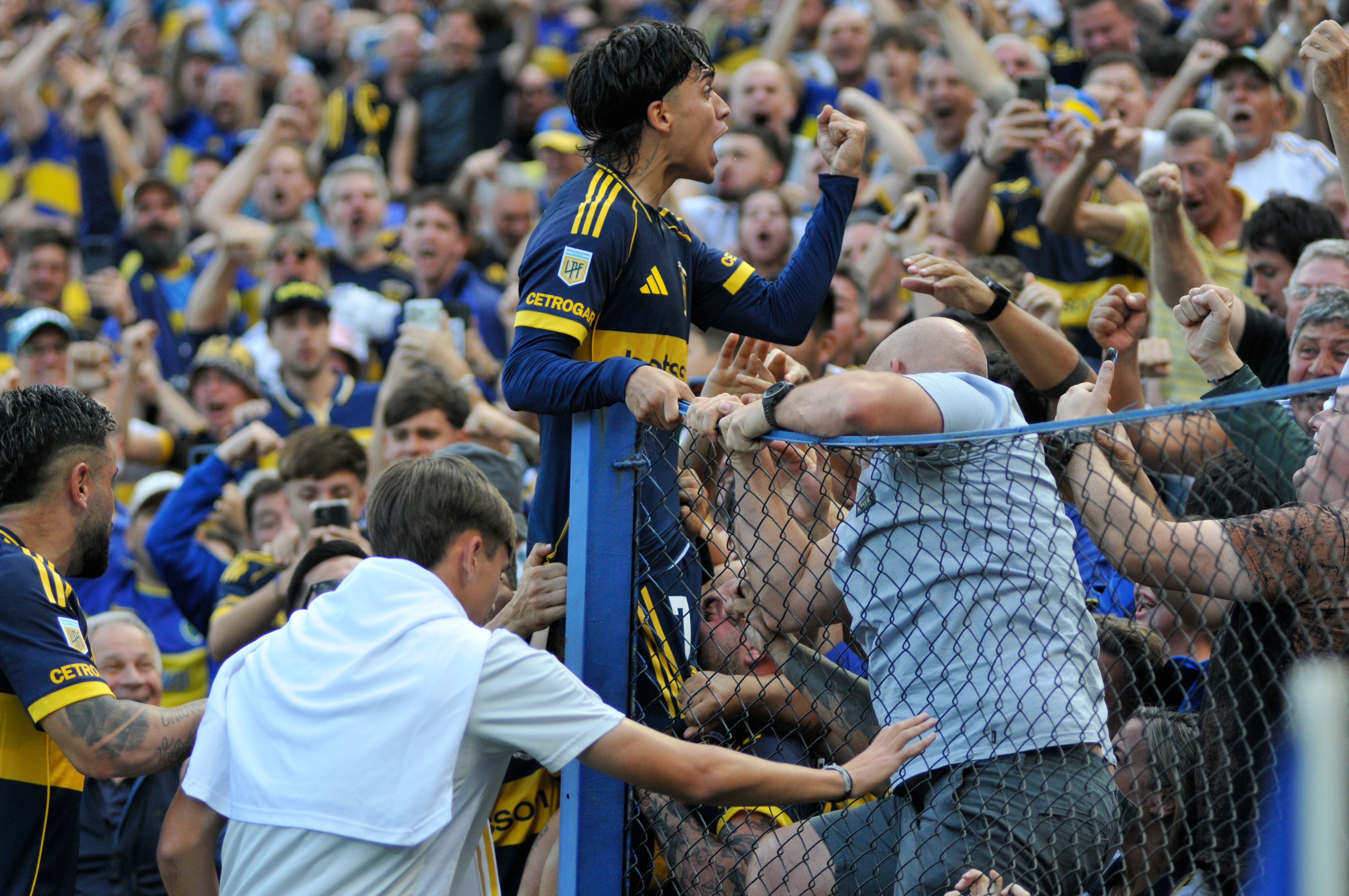 Zeballos festeja su gol, el primero de Boca, junto a los hinchas