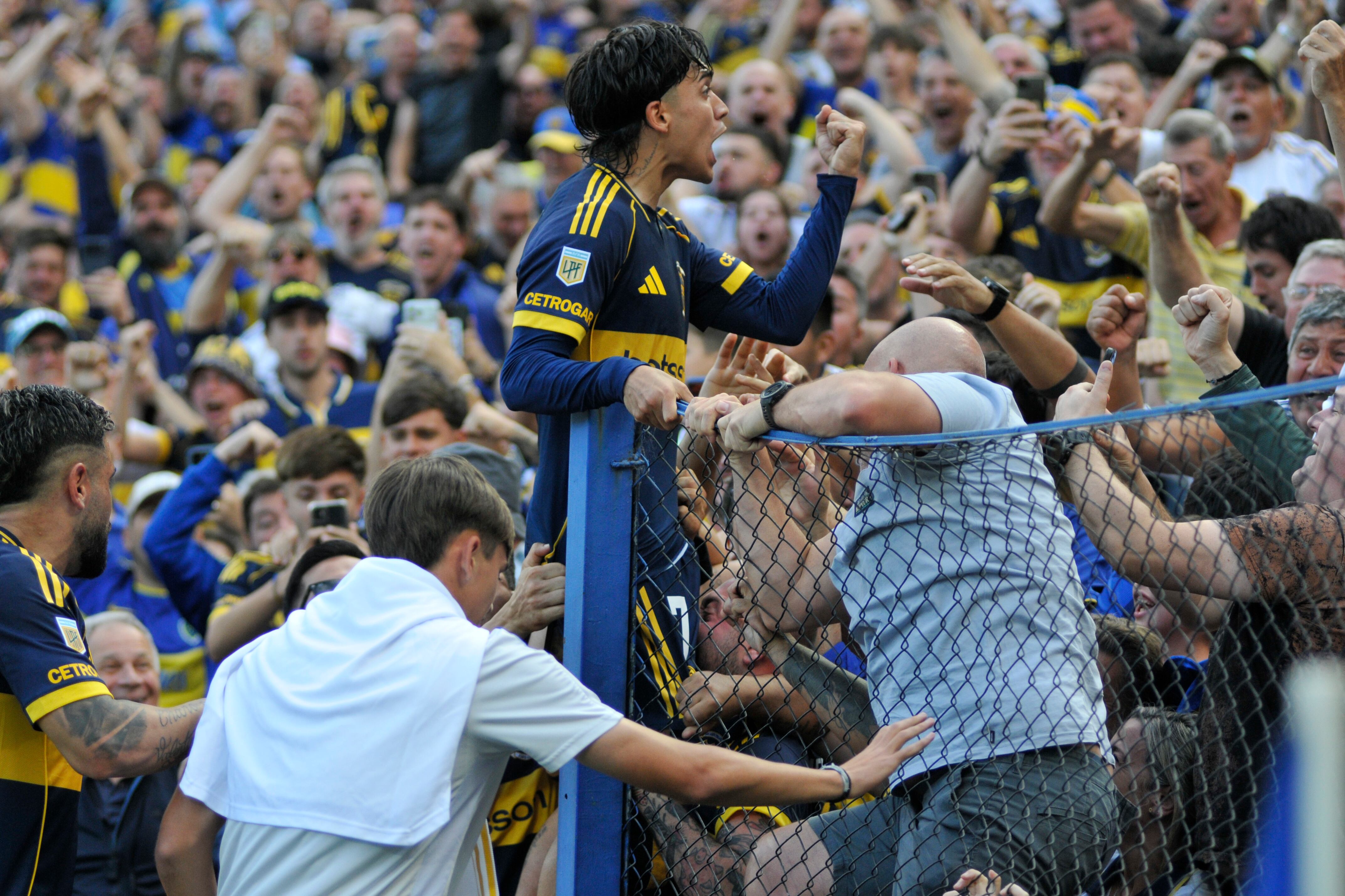 Zeballos festeja su gol, el primero de Boca, junto a los hinchas