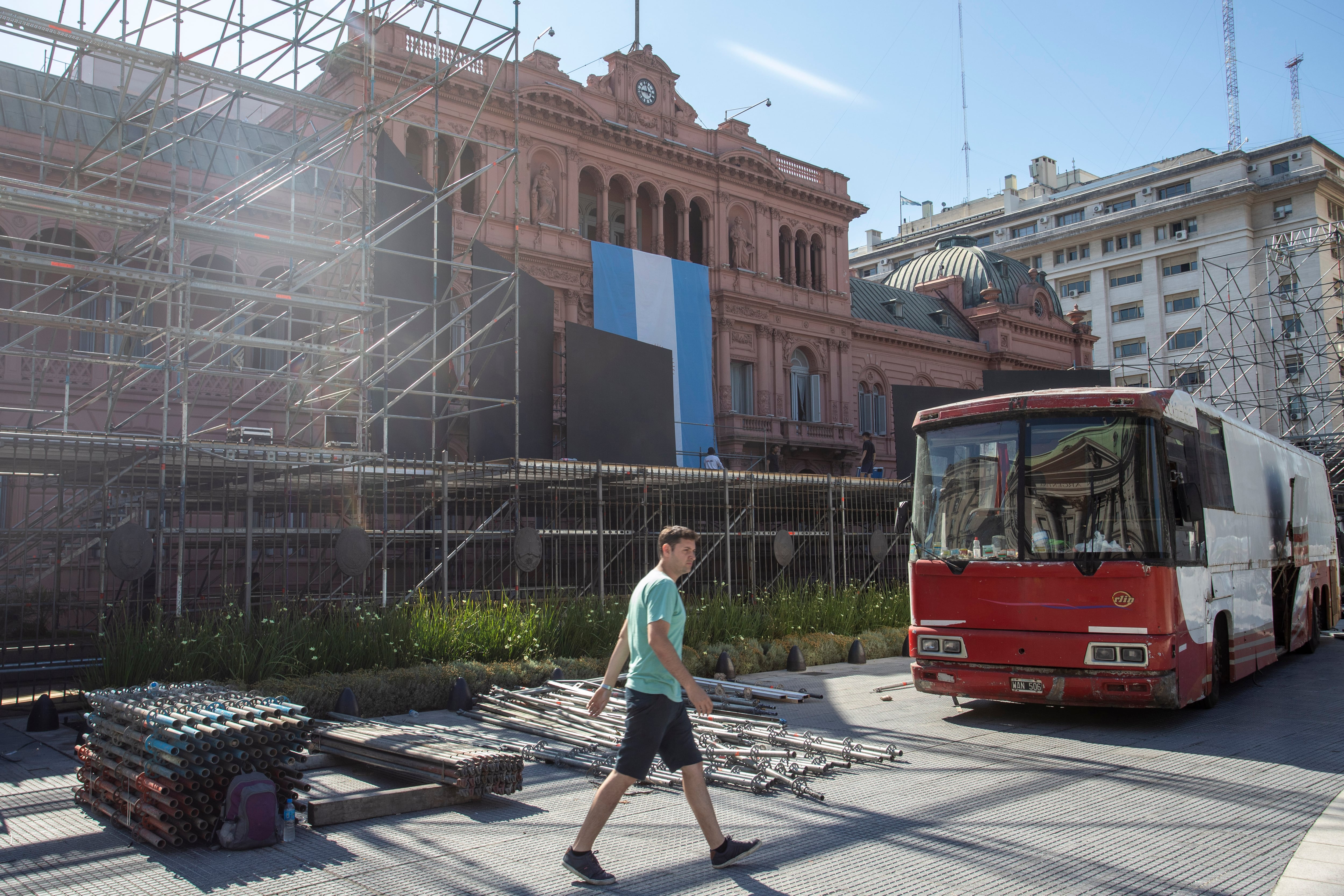 Después del retiro de las rejas de Plaza de Mayo, comenzaron los preparativos para el festival del martes.