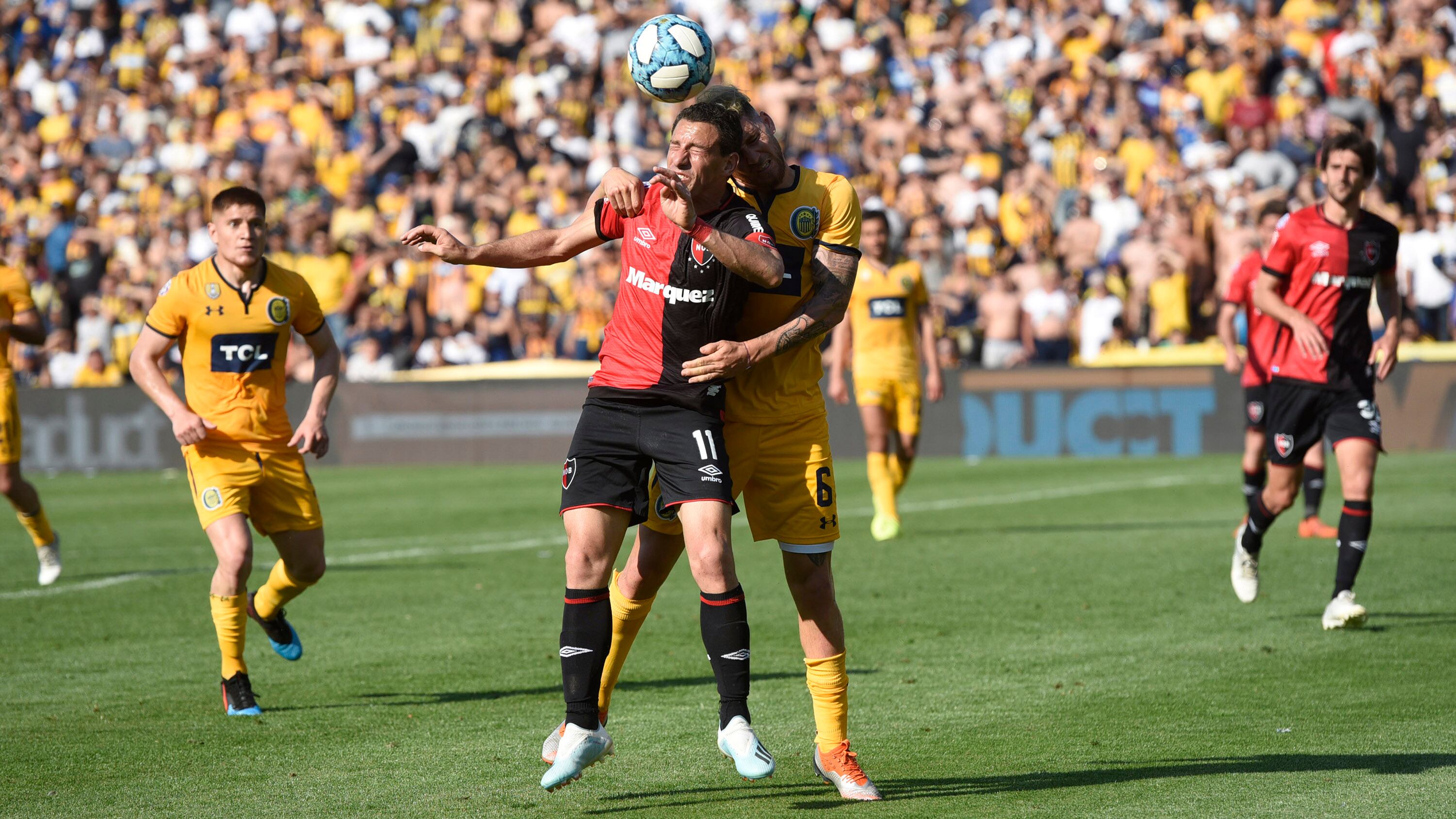 Maxi Rodríguez y Miguel Barbieri luchan por la pelota aérea.