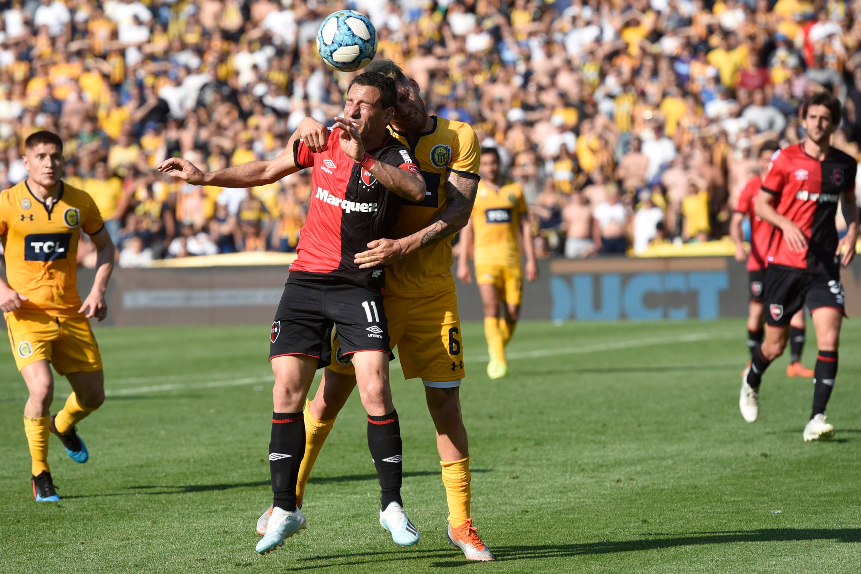 Maxi Rodríguez y Miguel Barbieri luchan por la pelota aérea.