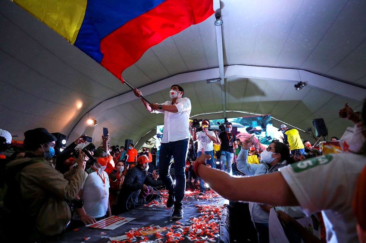 Arauz flamea una bandera durante un evento de campaña esta semana en Quito.