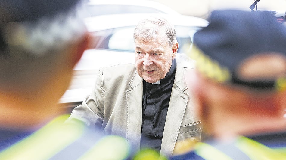 Pell se encuentra en libertad condicional pero podría ser puesto bajo arresto hoy.