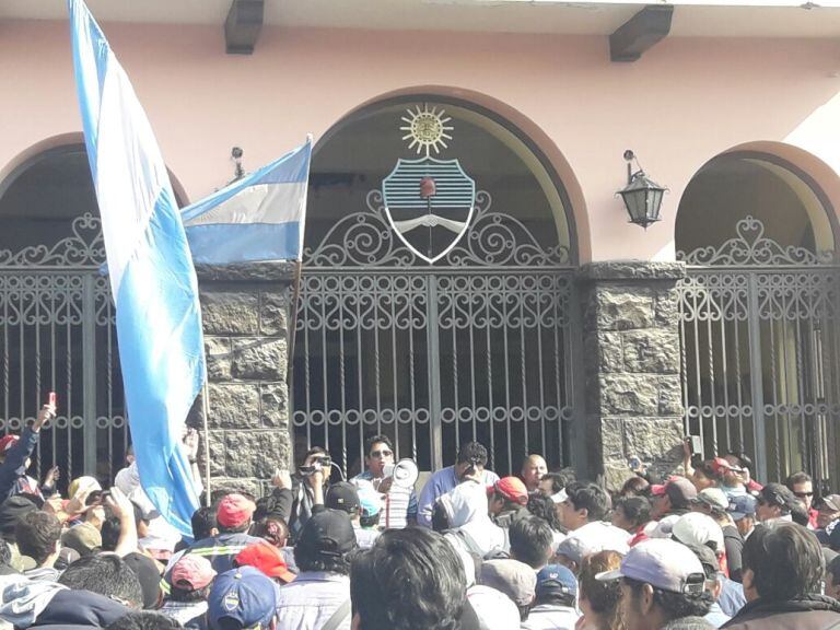 Los trabajadores protestan por la política de Morales hacia el Ingenio.